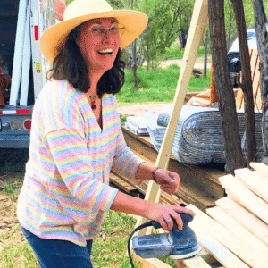 iishana Sanding wood planks